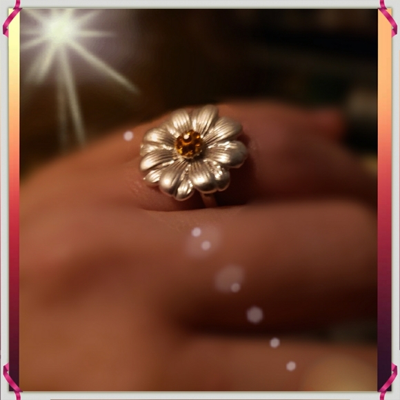 Sparkling Crystal Center Daisy Ring - Picture 7 of 11